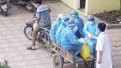 Photo of Nhìn mà thương: Những bác sĩ tuyến đầu chống dịch áo mũ trùm người, ngồi xe kéo đi làm nhiệm vụ