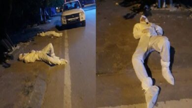 Photo of Xúc động hình ảnh những bác sĩ tuyến đầu chống dịch áo mũ kín mít, tranh thủ nằm nghỉ bên vệ đường