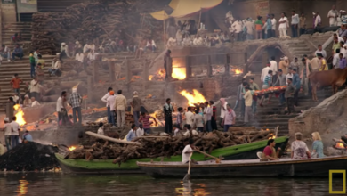 Photo of Không đủ tiền hỏa táng, người Ấn Độ đành thả xác xuống sông Hằng