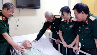 Photo of 4 vị tướng cúi đầu bên giường một vị trung tá – Những nốt nhạc cuối của “Hùm xám đường số 4” Đặng Văn Việt