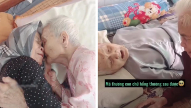 Photo of Mẹ già 105 tuổi khóc nức nở khi gặp con gái 80 sau 3 tháng giãn cách: “Má nhớ con mà không biết con ở đâu”